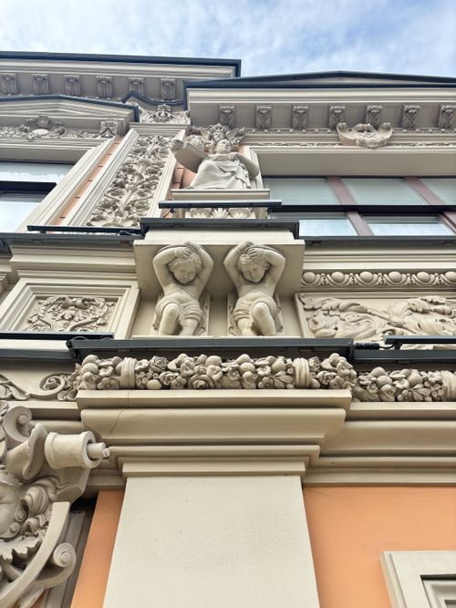 Free Detailed architectural facade with ornate sculptures and intricate relief work in Moscow. Stock Photo