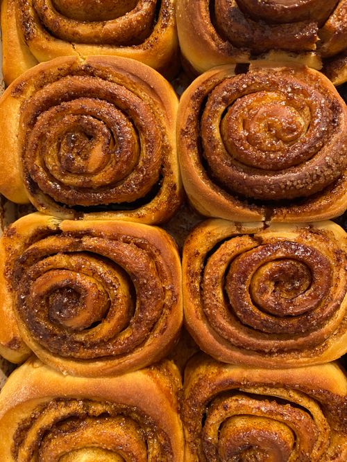 Free Close-up of freshly baked cinnamon rolls showcasing texture and detail. Stock Photo