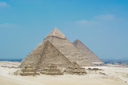 Gran Pirámide De Giza Bajo El Cielo Azul