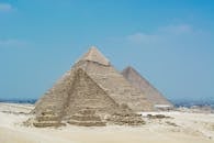 在埃及晴朗的蓝天下，吉萨大金字塔呈现出壮丽的景色