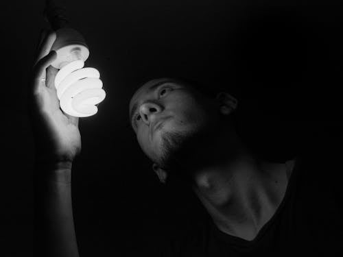 Immagine gratuita di lampadina, lampadina della holding della mano, leggero