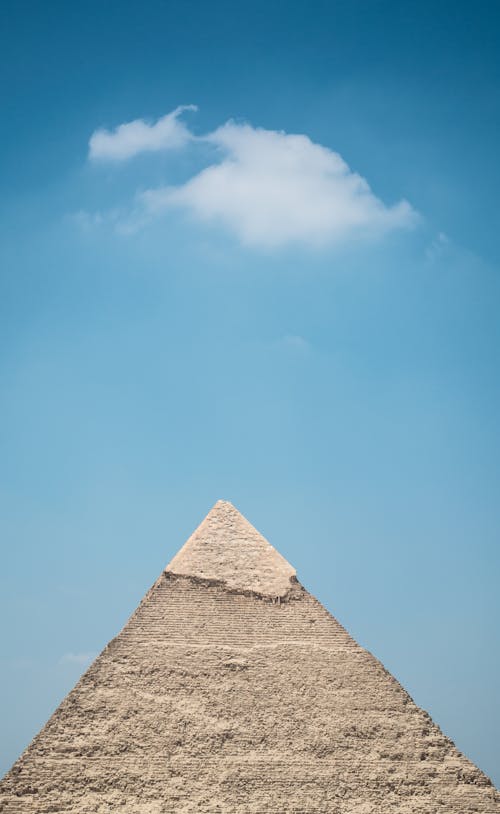 青い空の下にある大きなピラミッド