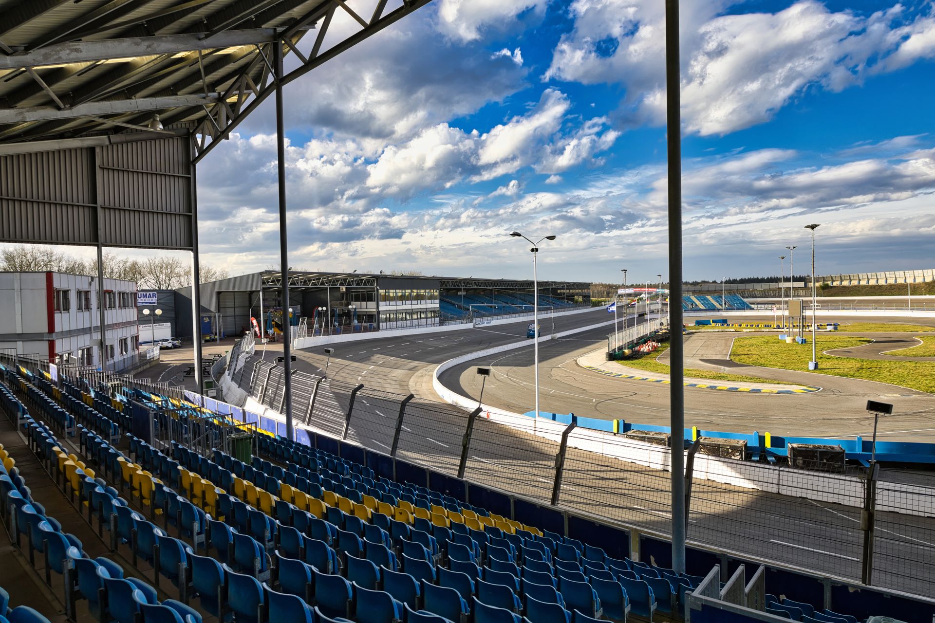 Une piste de course avec des tribunes vides en soirée