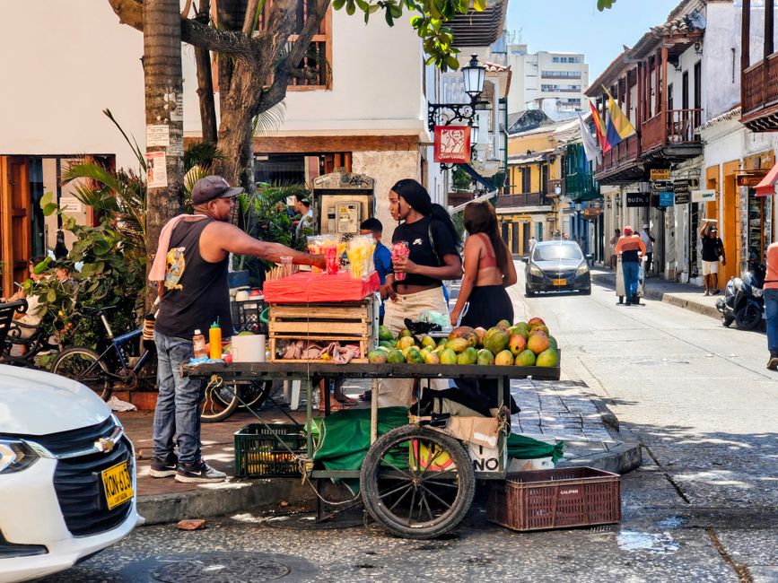 Cartagena gyarmati óváros színes utcáinak felfedezése gyalog – Colombian street food arepa Cartagena