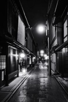 Majestätische Nacht & Straße – Anime-Stil Hintergrundbild
