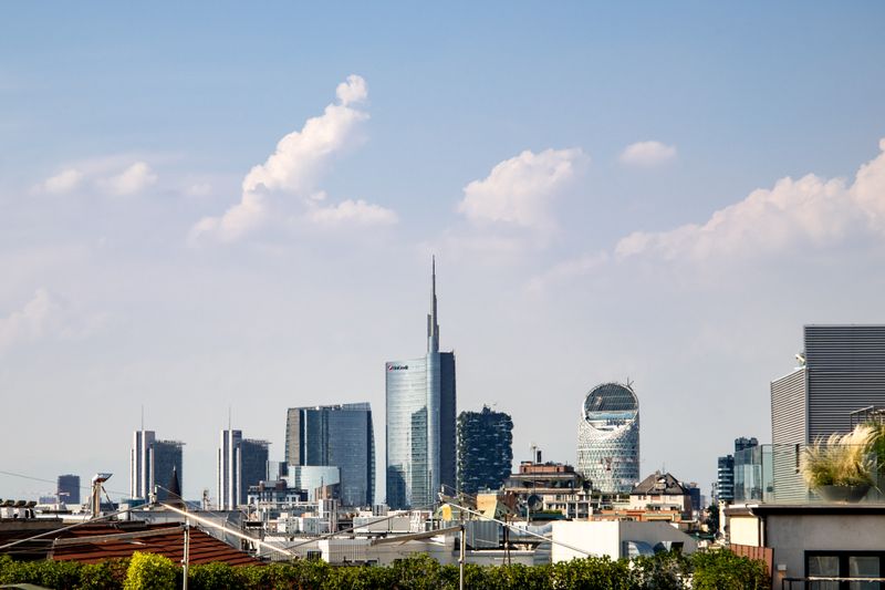 Panoramă asupra zgârie-norilor moderni din Milano