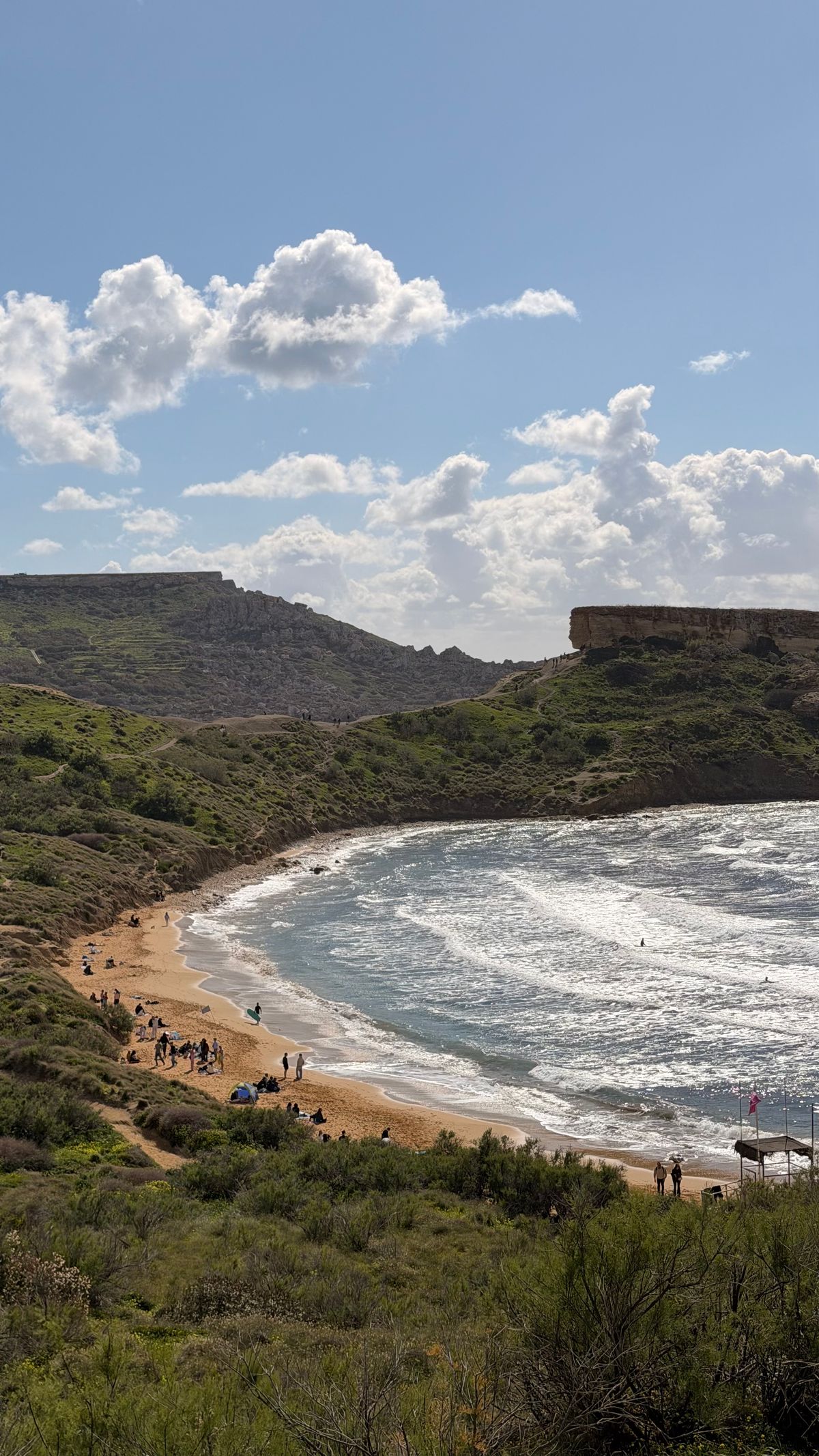 Mellieħa Malta - plaja Golden Bay cu valuri, dealuri și oameni la soare