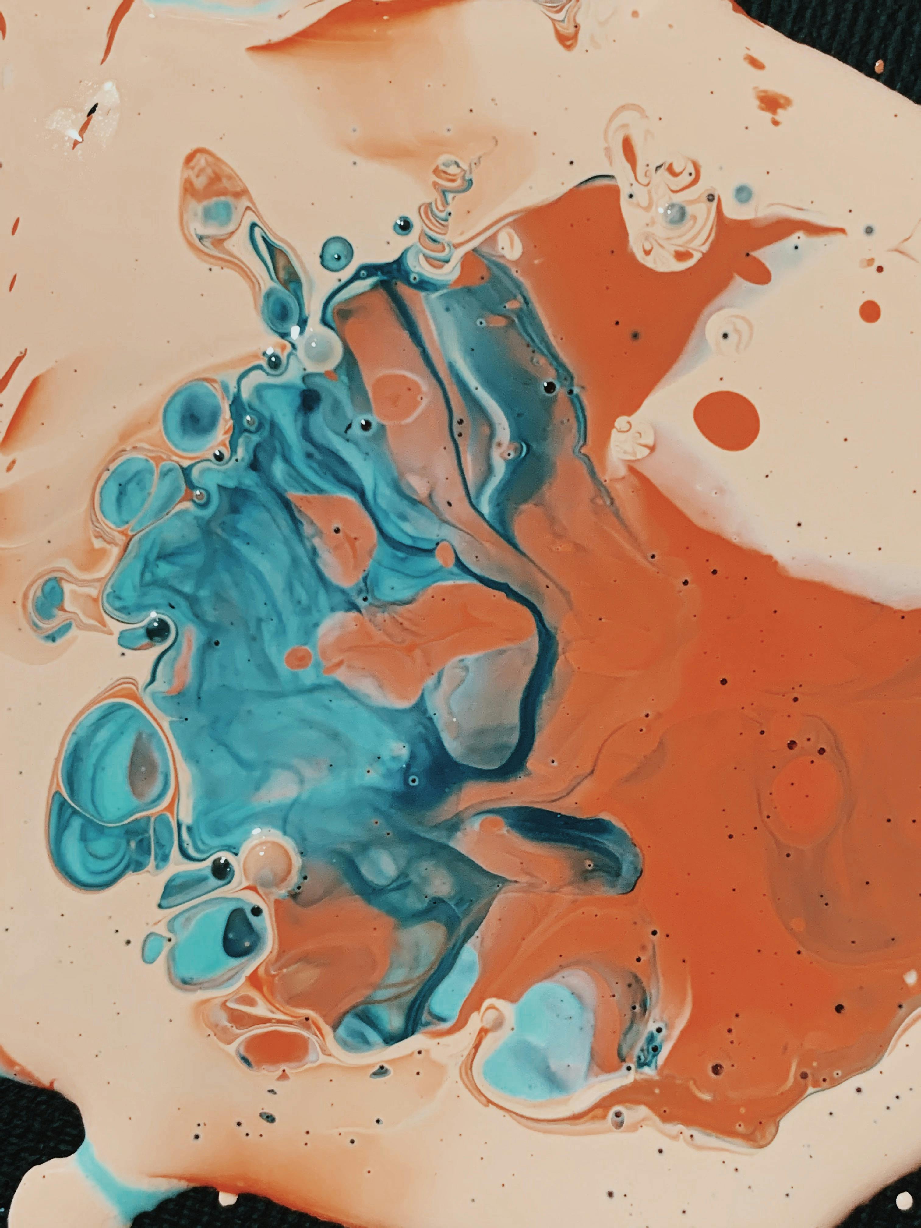 动态抽象艺术以生动的蓝橙油漆漩涡混合为特色，体现了创造力和流动性