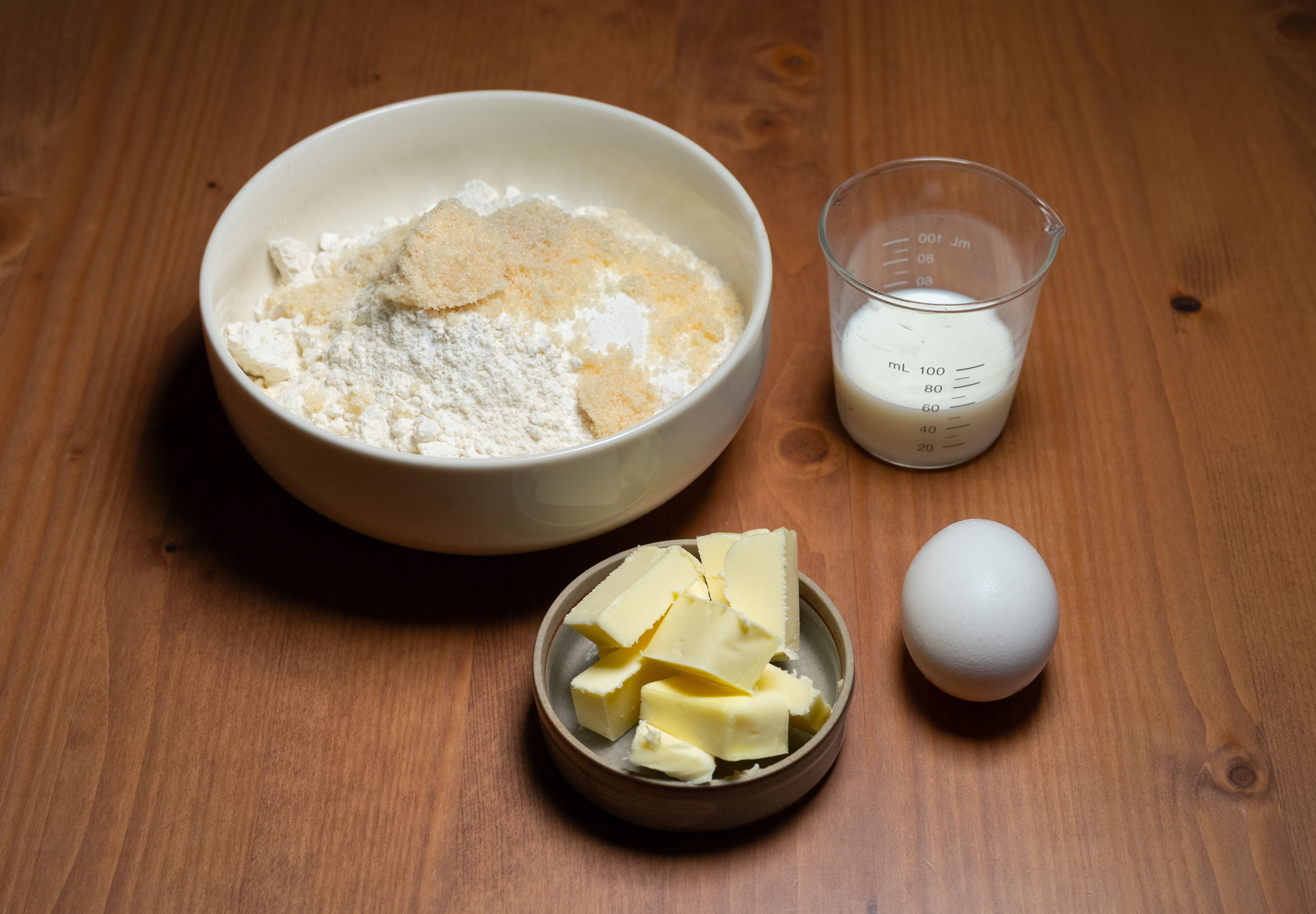 Ingredientes essenciais para massa de amêndoa: ovos, farinha e gorduras boas - massa de amêndoa low carb