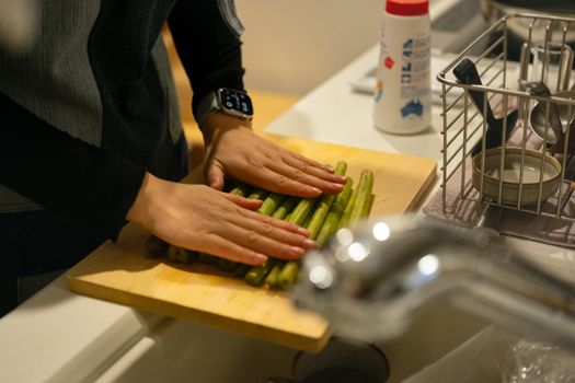 消毒后的菜板竖立晾干在通风处