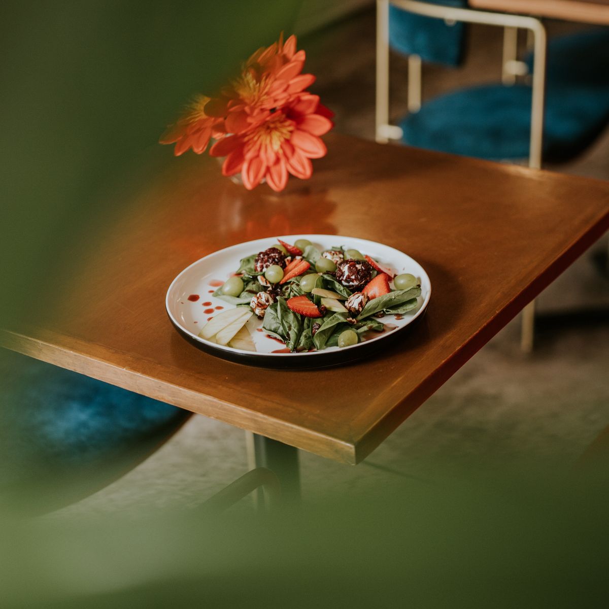 Salade composée colorée aux légumes frais disposée sur une table en bois