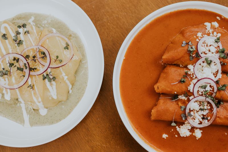 Enchiladas Verdes de Pollo con Salsa Esmeralda y Crema