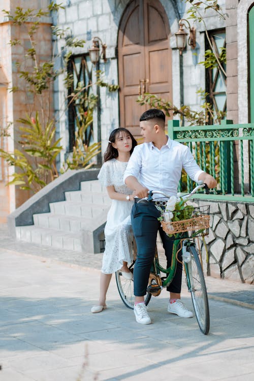 Hombre Y Mujer Montando Bicicleta Verde