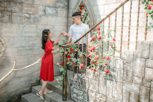 Foto Des Paares, Das Auf Der Treppe Steht, Während Sie Ihre Hände Halten