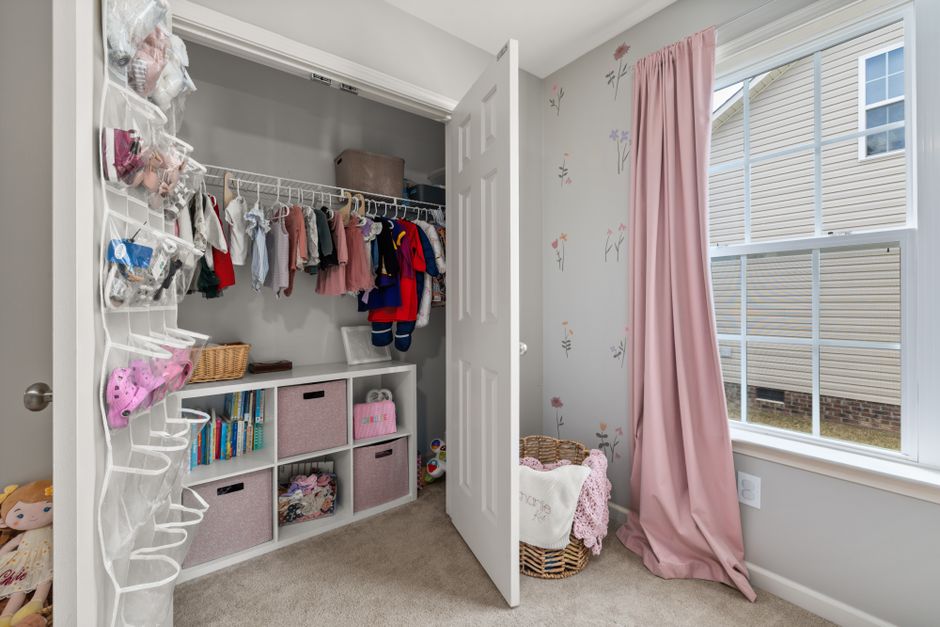 5 Space-Saving Clothes Racks for a Tidy Kids' Room: A Guide to Choosing the Perfect Foldable Solution for Tiny Apartments Compact, foldable clothes rack in a kid