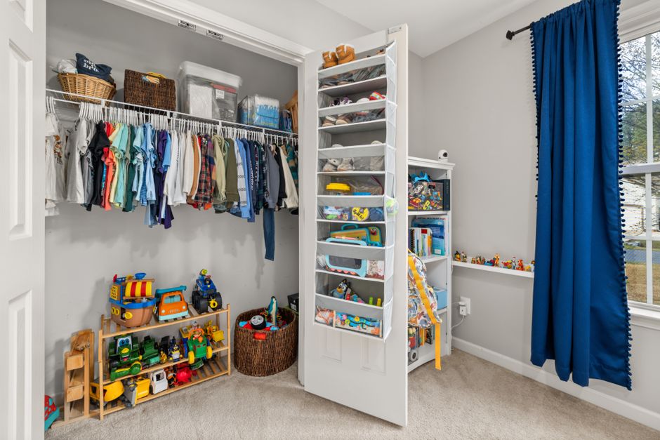 Spiel- und Stauraumecke im Kinderzimmer mit einheitlichen Boxen und neutralen Farben