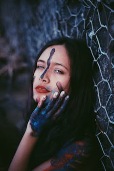 一幅用五颜六色的面部颜料表达情感的女性戏剧肖像
