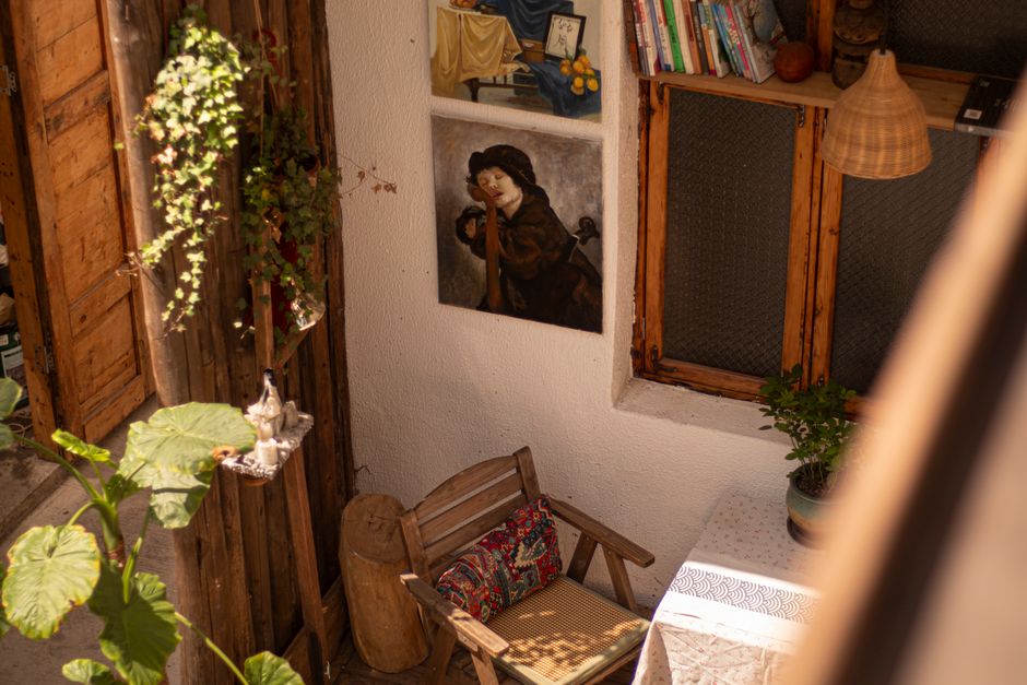 Photo by 峻贰 硫 on Pexels A warm, inviting indoor space featuring rustic decor, vibrant plants, and artwork.