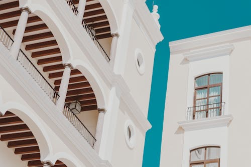 Edificio Bianco Architettonico Sotto Il Cielo Blu