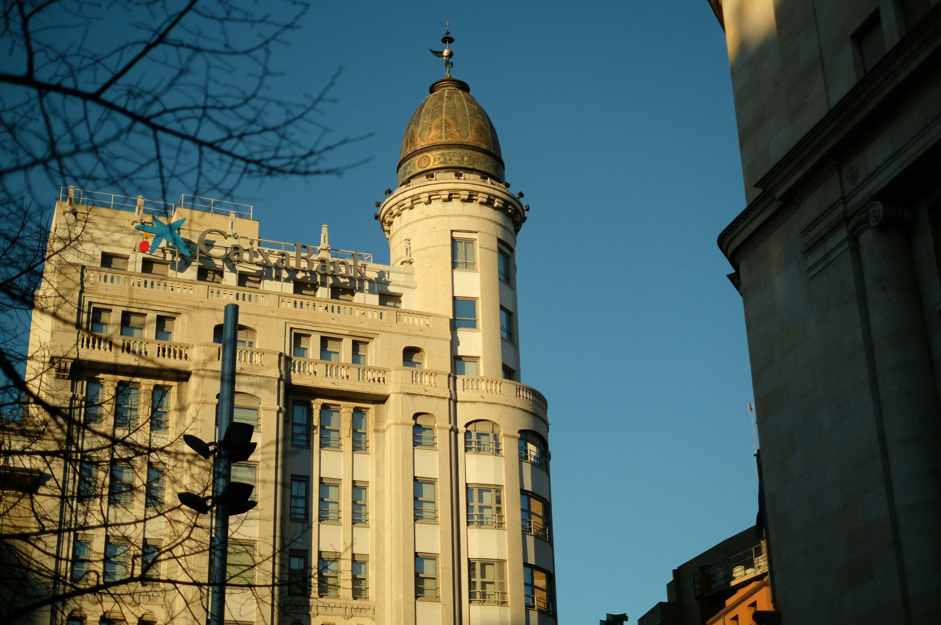 Bank of England leaves interest rates on hold with committee split 8-1; ECB also keeps rates steady – as it happened — Photo 
