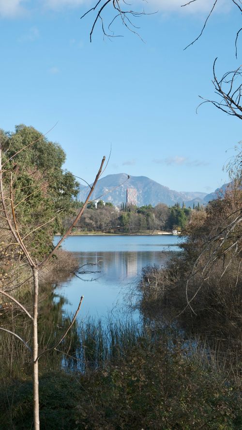 Free Serene lake scene with mountain view and clear blue sky, ideal for nature and tranquility themes. Stock Photo