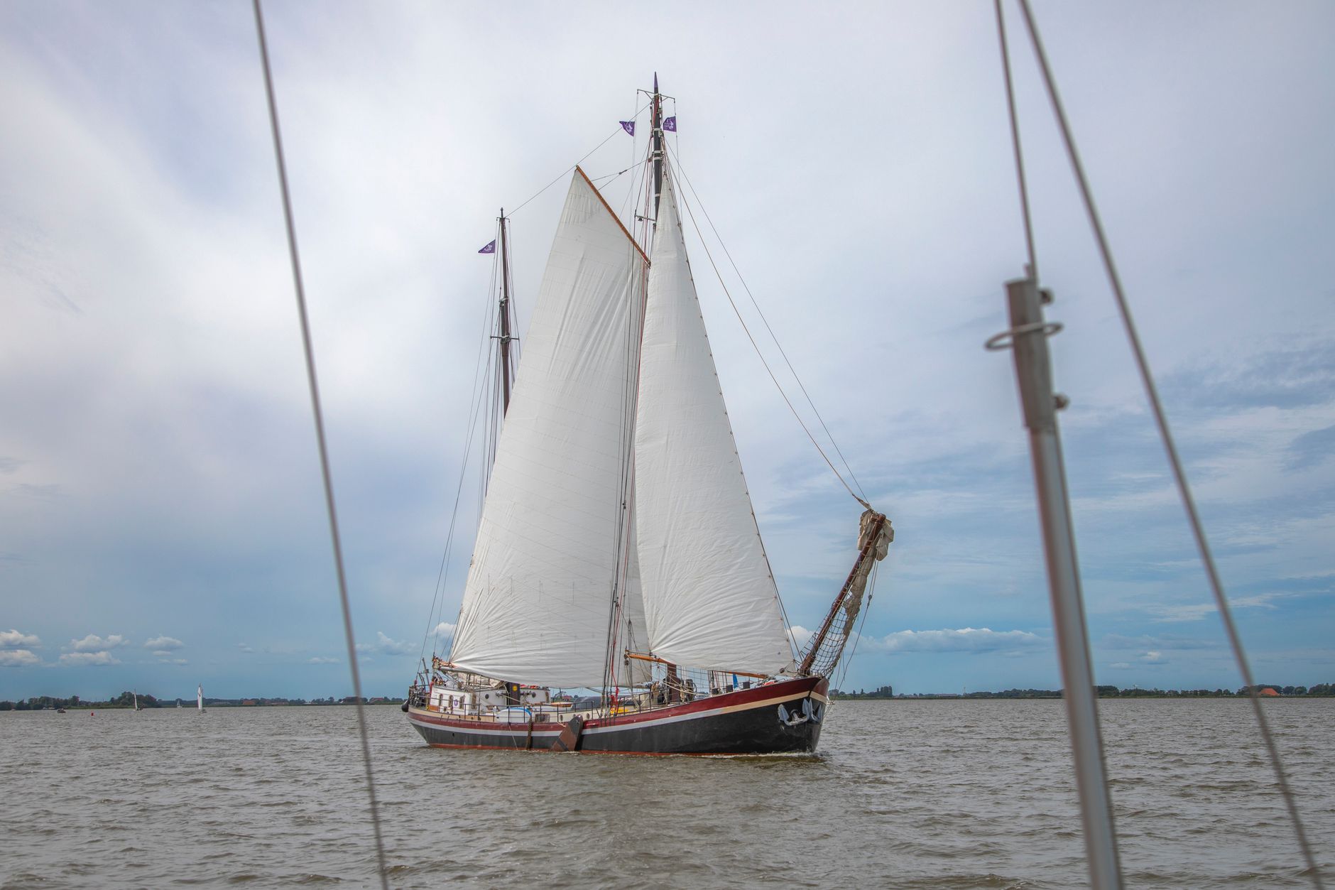 Rent a sailboat for the weekend with a skipper on the Loosdrechtse Plassen