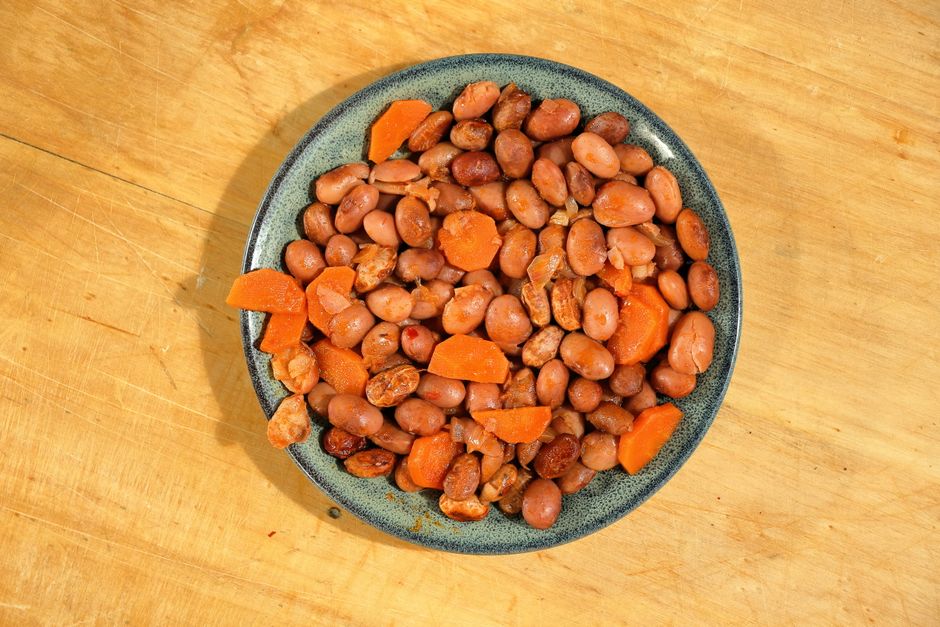 pot of cooked pinto beans