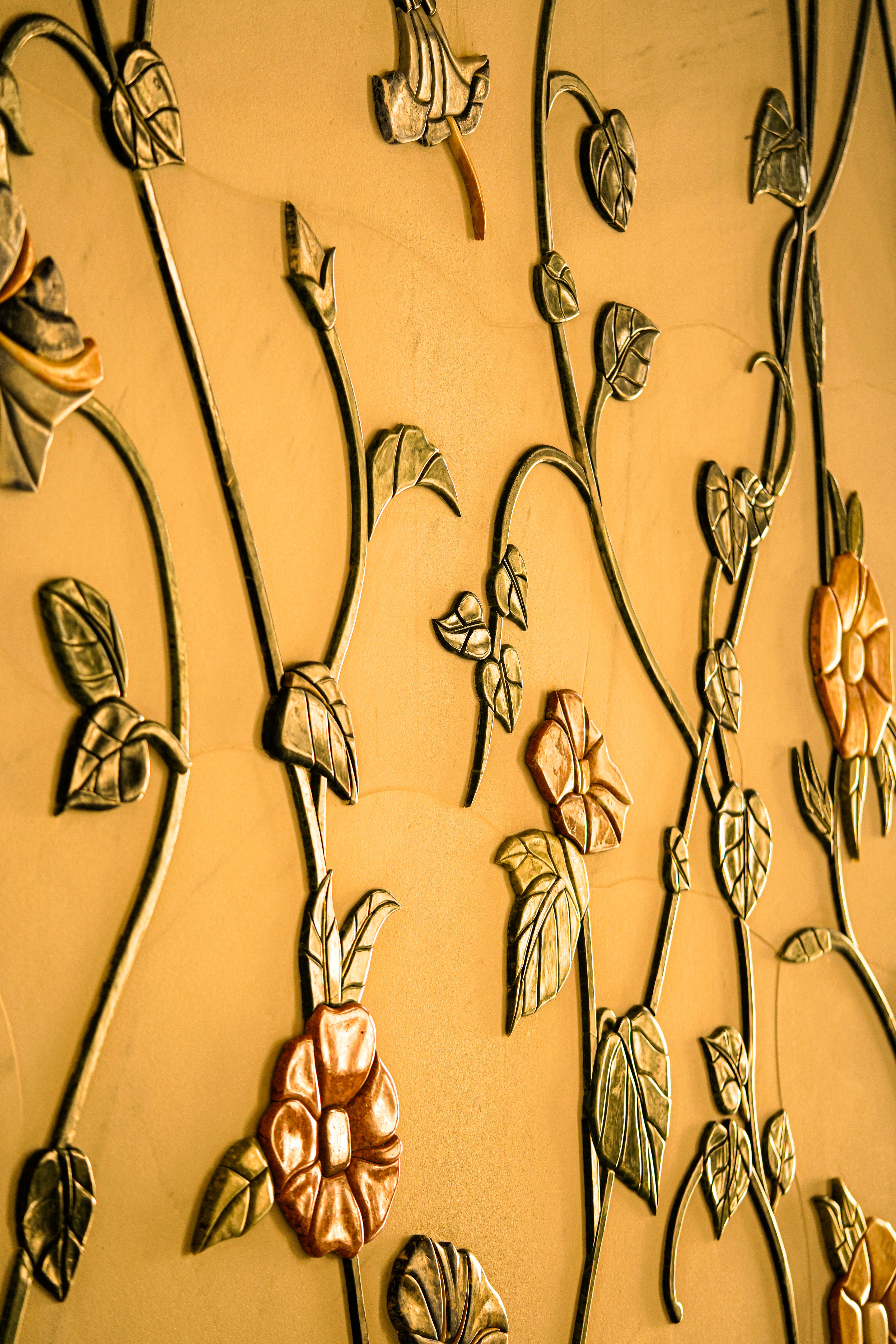 décoration murale dorée motifs floraux art mural