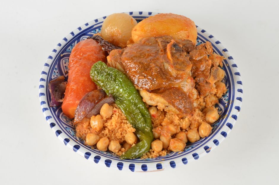 Tunéziai couscous – fűszeres bárányhúsos berbersaláta Észak-Afrikából – traditional tunisian couscous lamb dish served