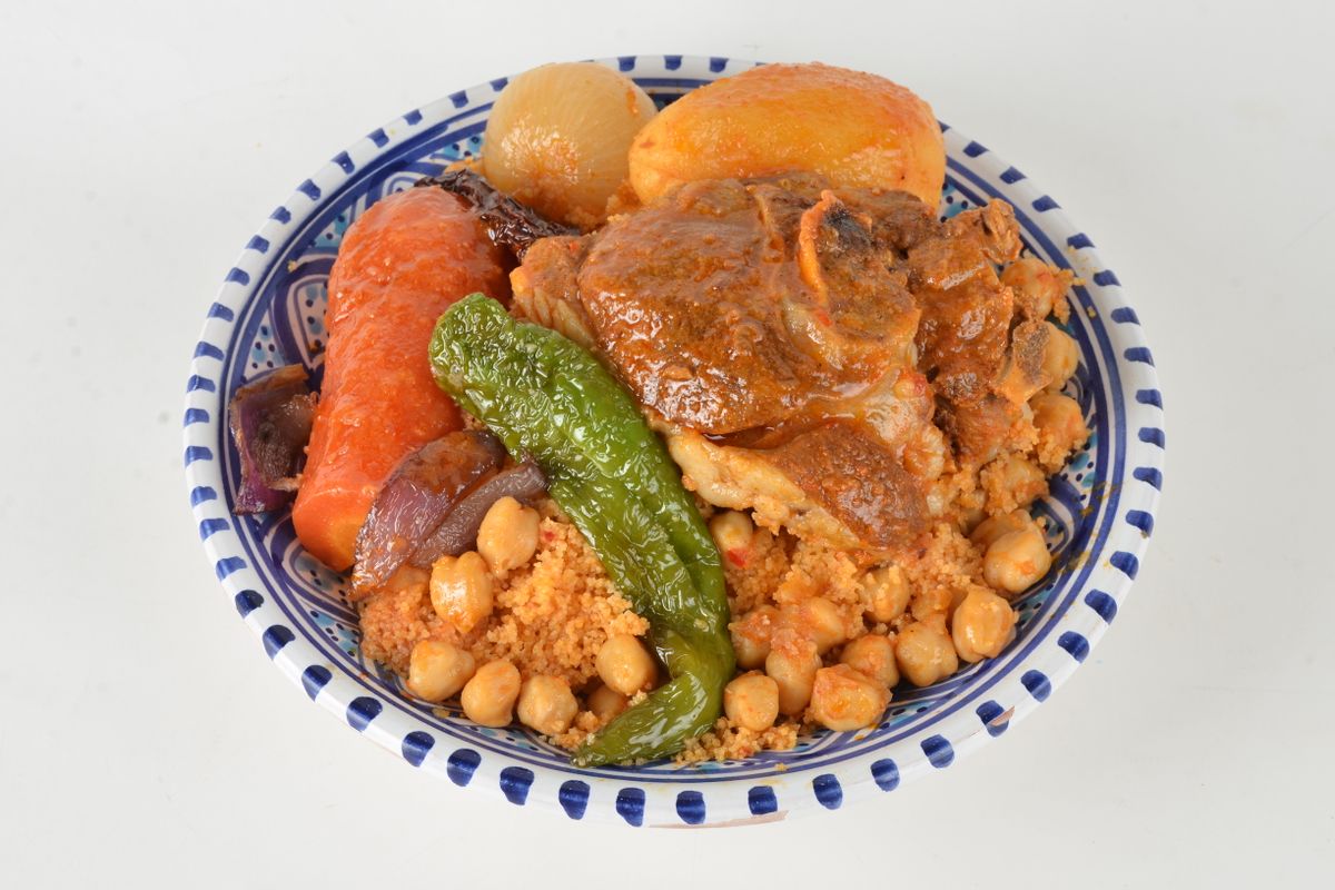 Couscous royal : semoule, légumes, pois chiches et viandes