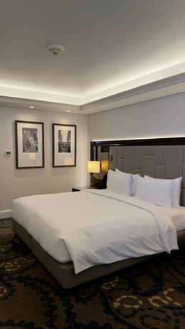 Modern hotel room with luxurious bedding — Misbaa eri on Pexels