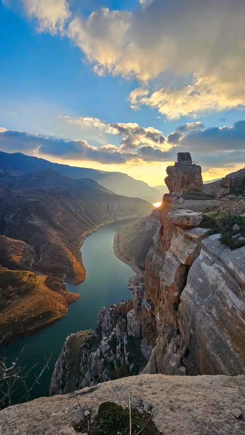 Free Captivating sunset over Tillo's majestic cliffs and winding river in Siirt, Türkiye. Perfect nature landscape. Stock Photo