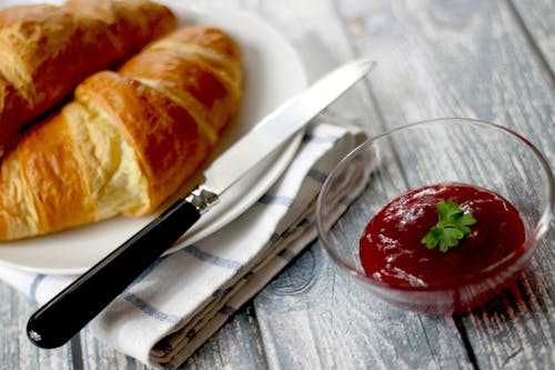 bezplatná Základová fotografie zdarma na téma croissant, džem, jídlo Základová fotografie