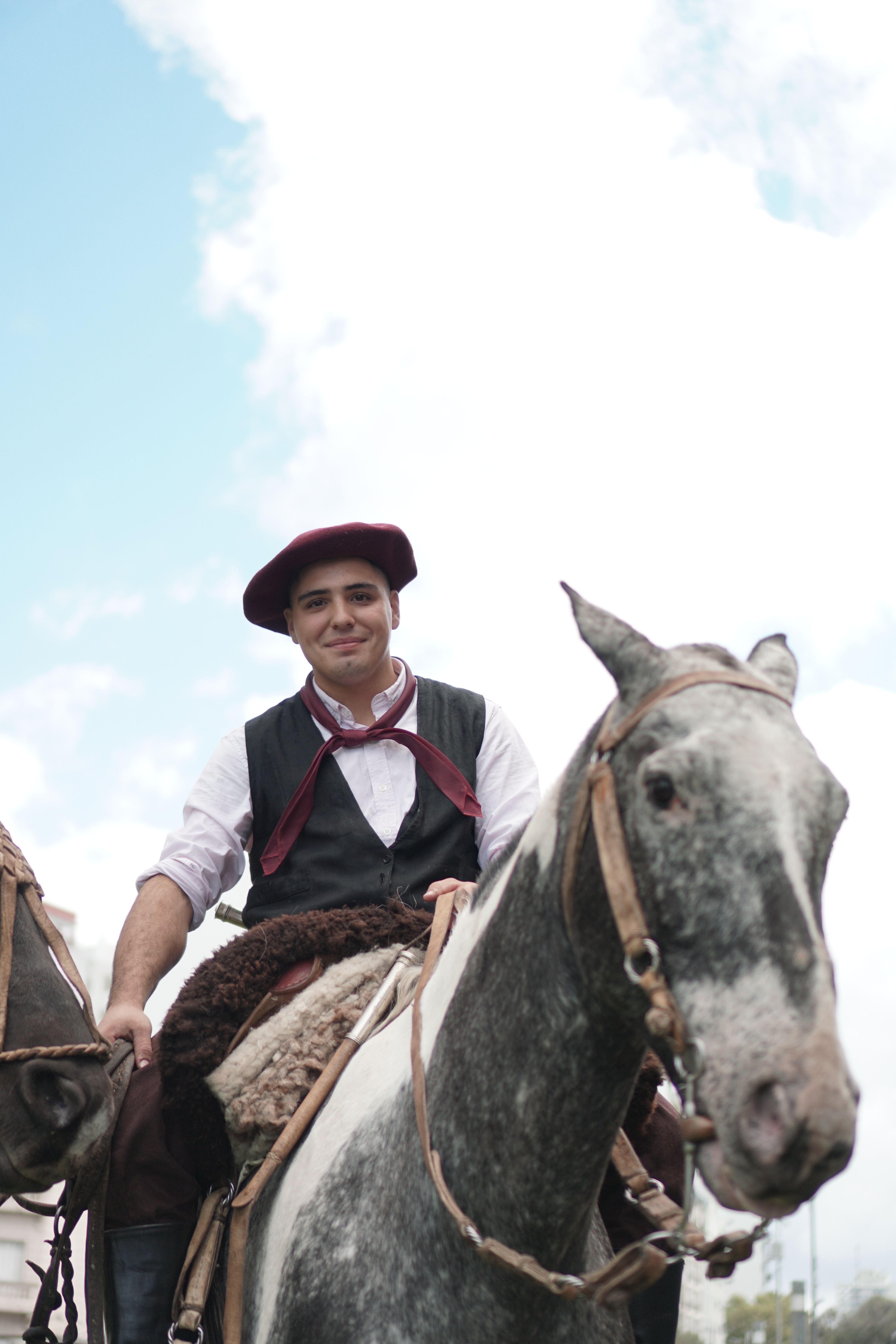 Un gaucho à cheval dans la steppe de Patagonie.