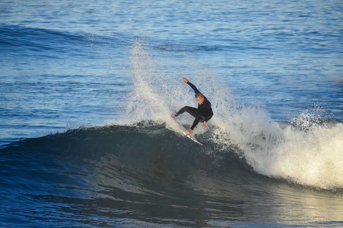 Ocean Wave Trick Roping Dynamic Surfing Action on Ocean Wave · Free Stock Photo