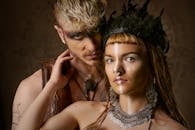 两个特写艺术镜头模型搭配部落化妆和配件，展现了独特的时尚风格