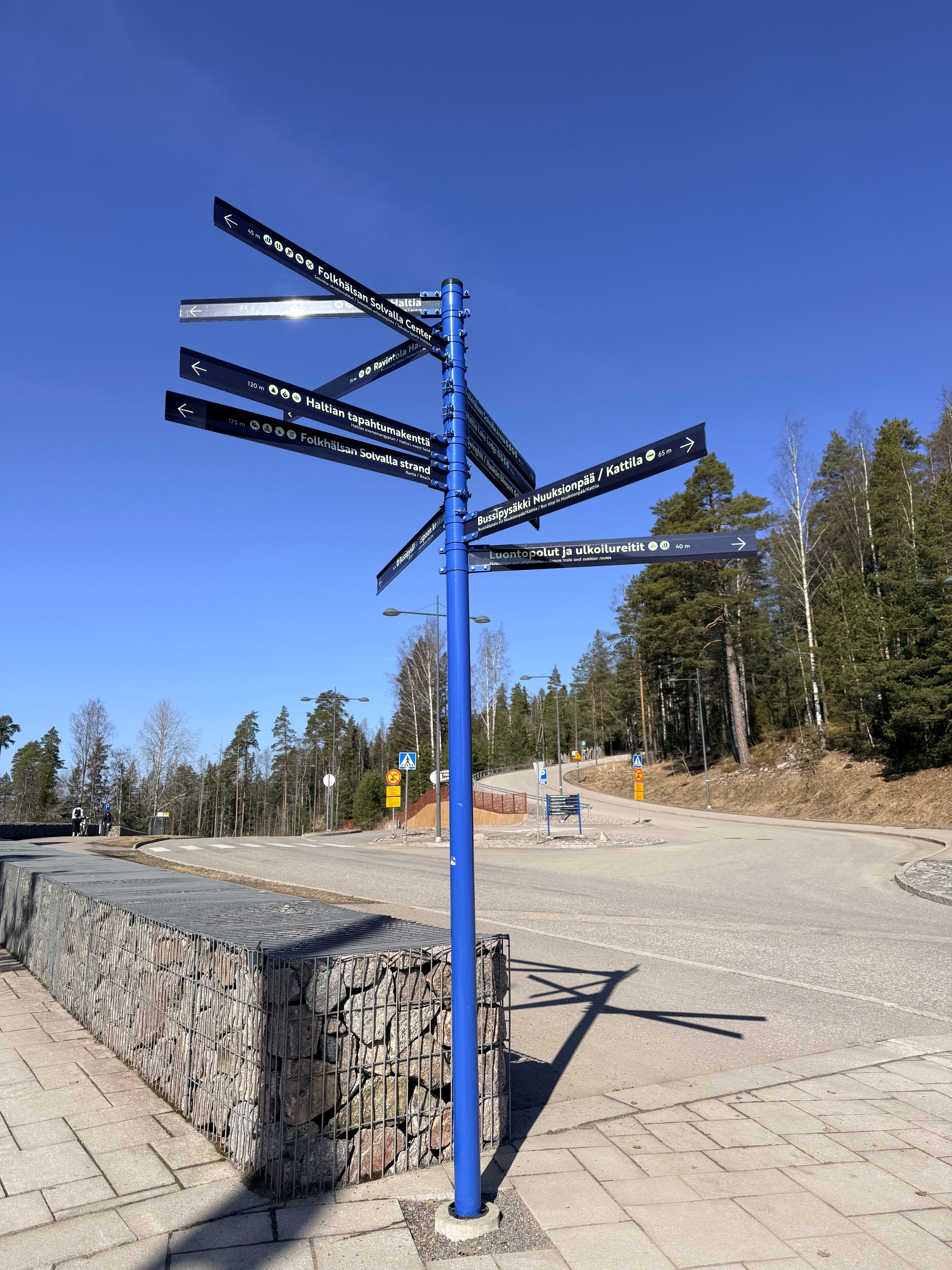 Gratis Vejvisningsskilt i Nuuksio, Finland omgivet af skov og klar himmel. Lagerfoto