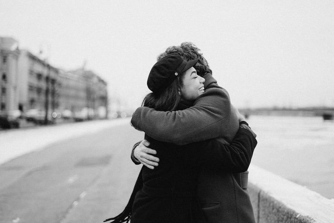 Cặp đôi ôm nhau luôn là hình ảnh tuyệt đẹp cho mọi người. Họ yêu thương và chia sẻ những khoảnh khắc ngọt ngào. Hãy tận hưởng hình ảnh này để cảm nhận sự ấm áp của tình yêu.