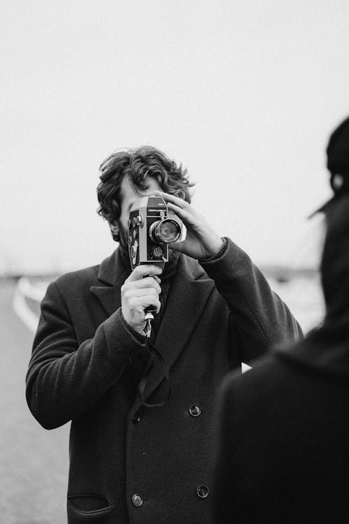Základová fotografie zdarma na téma analogový fotoaparát, černobílá fotografie, černý kabát