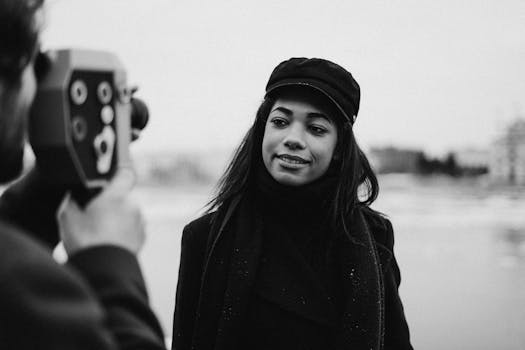 一张女人在户外拍摄时微笑的黑白肖像