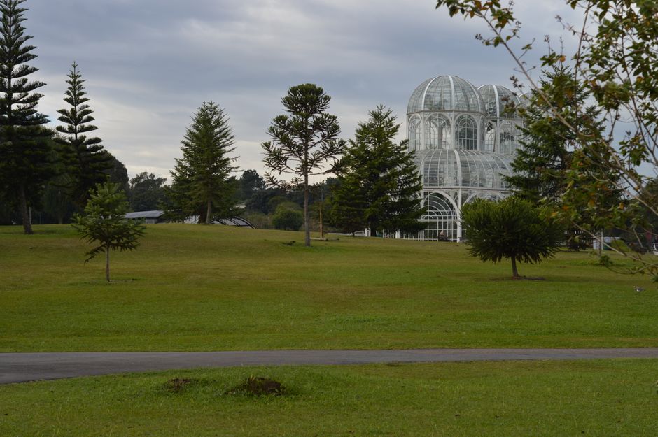 Scenic view of Curitiba's greenhouse at the Botanical Garden surrounded by lush greenery.
