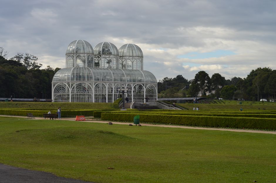 Como Criar um Jardim de Ervas em Casa para Iniciantes 2 Stunning glasshouse at Curitiba's botanical garden under cloudy skies, Paraná, Brazil.