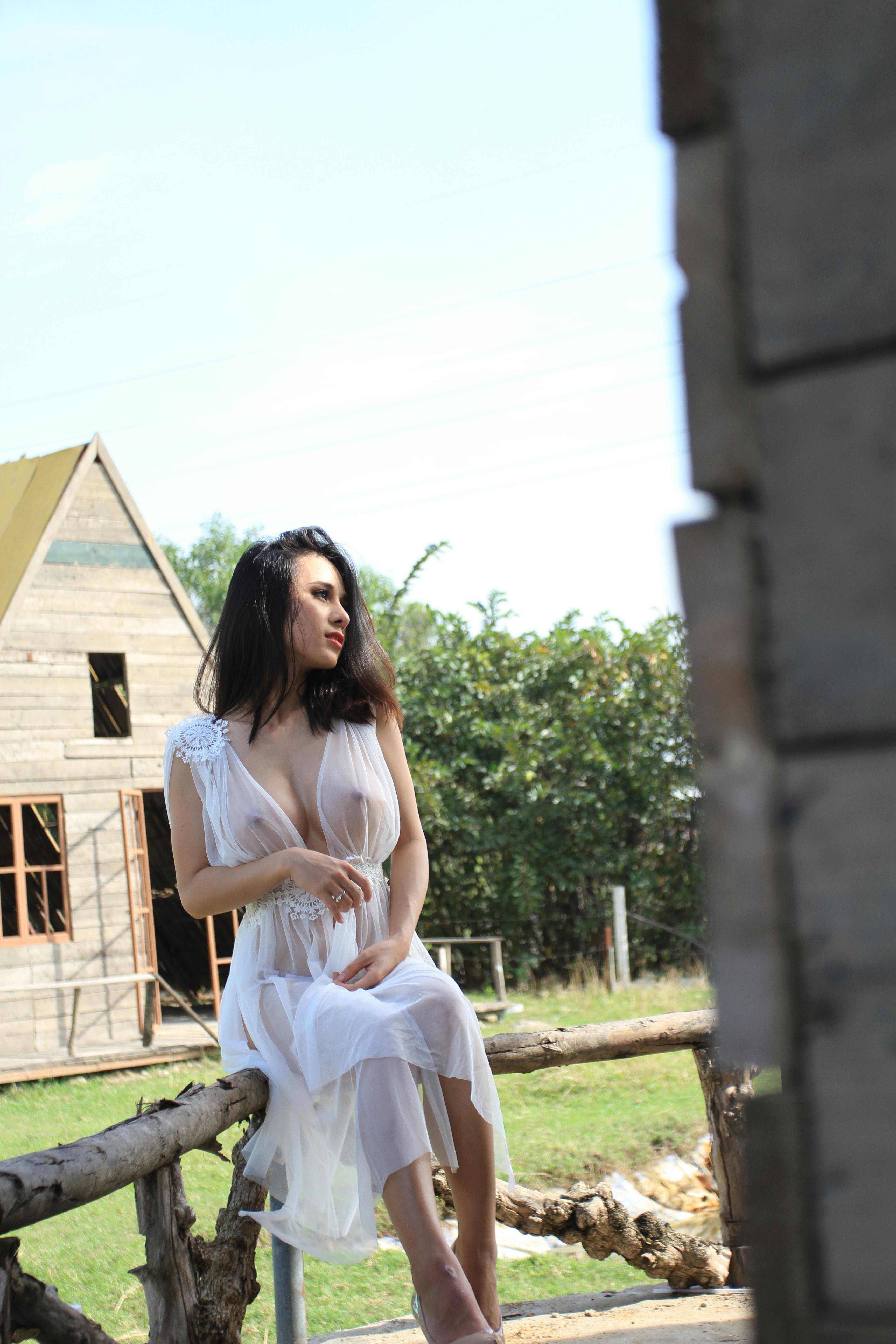 Vajilla geométrica con detalles de cobre