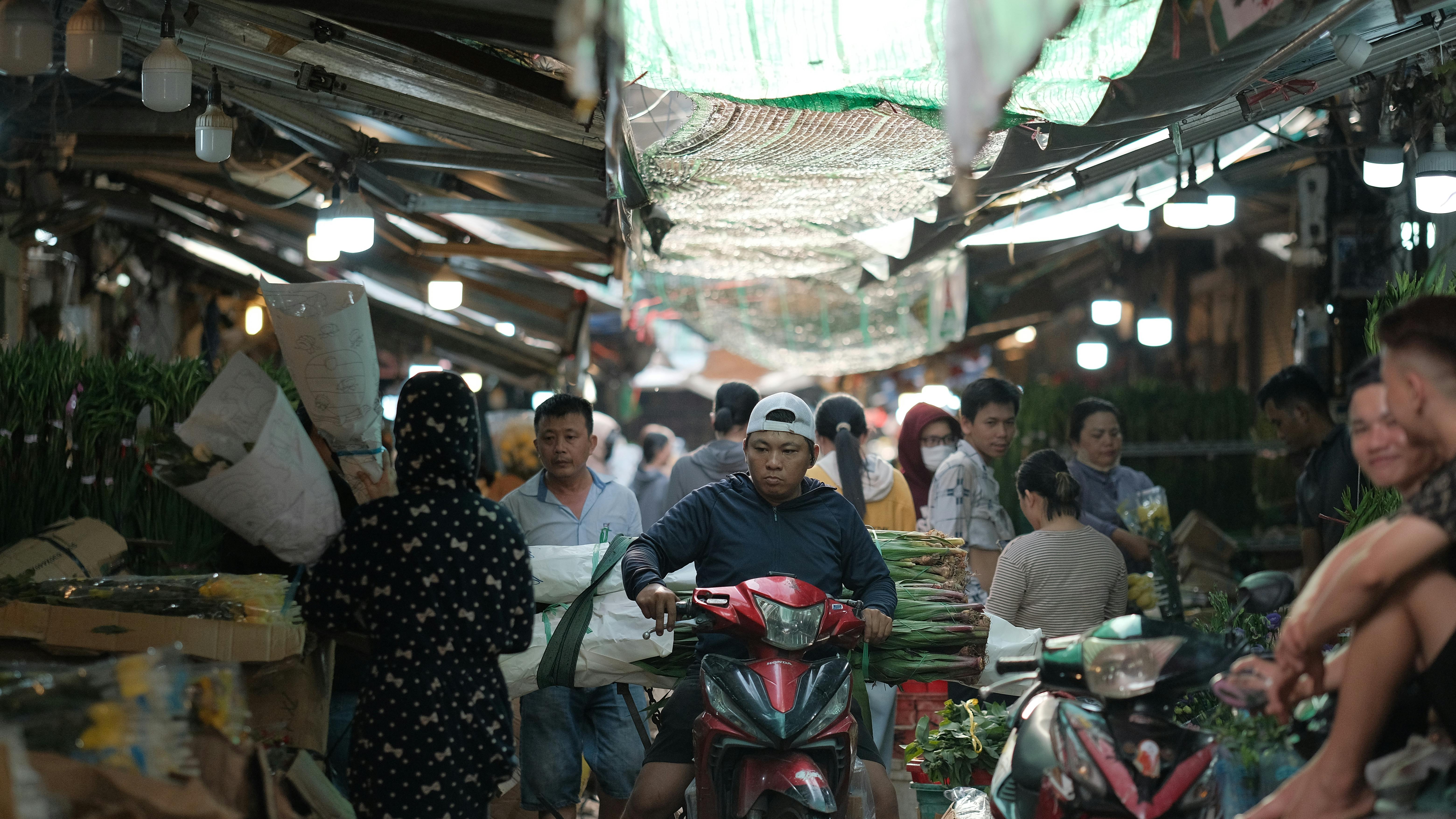 Vietnamese flower market scene: bustling market with vendors arranging fresh flowers — vibrant morning atmosphere.
