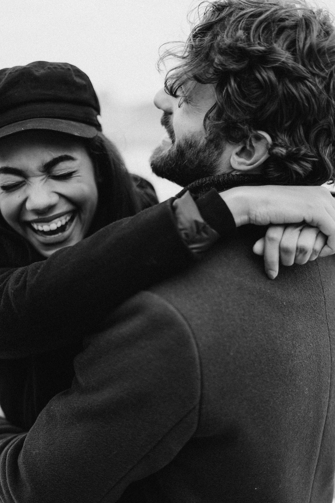 Casal adulto sorrindo junto em ambiente aconchegante