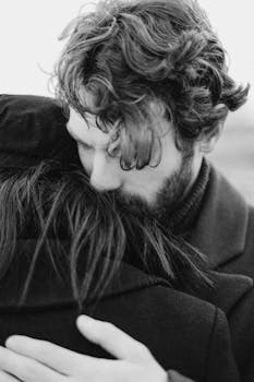 捕捉一对相爱情侣间的温柔时刻，展现亲密与感情