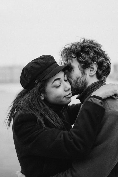 Foto Monocromática De Hombre Besando A Mujer