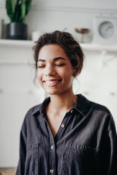 一位闭着眼睛、姿态轻松的女性在室内的肖像