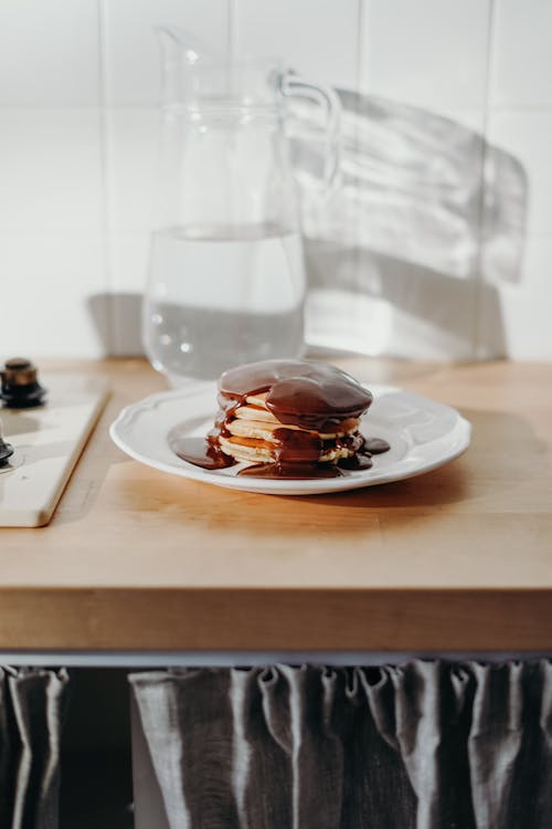 Schokoladenpfannkuchen Auf Weißer Keramikplatte