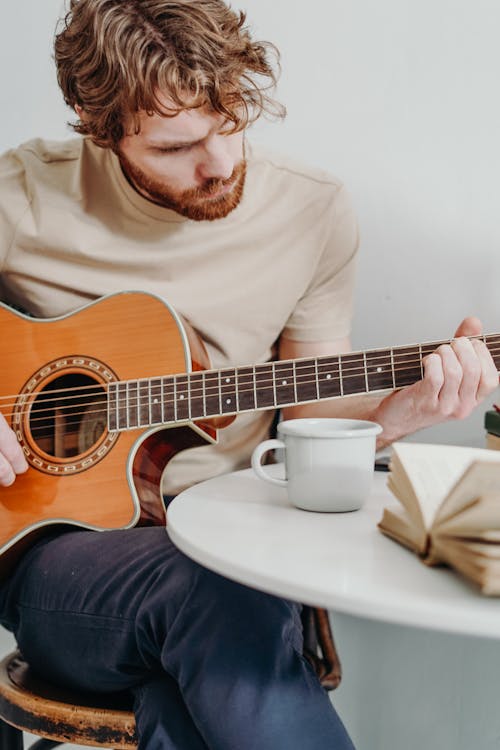 Kostnadsfri bild av akustisk gitarr, bord, fritid